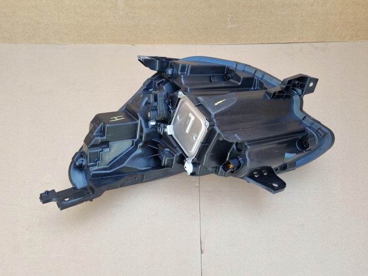 RENAULT CAPTUR II 2 PHARE DROITE AVANT PURE VISION NOCTURNE COMPLET LED 260104095R