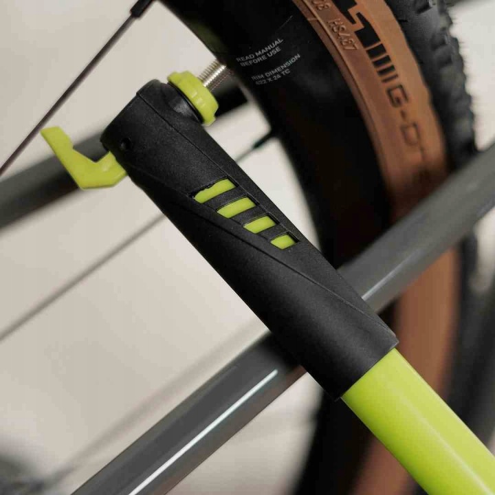 MINI POMPE MANUELLE 205 MM AVEC ÉTRIER DE FIXATION ROWEROWYM, ENSEMBLE MAXIMAL 8 BAR 120 PSI