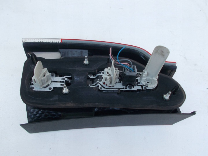 VOLVO V70 LIFT 2002 -2004 ARRIÈRE CÔTÉ DROITE PHARE ARRIÈRE LED