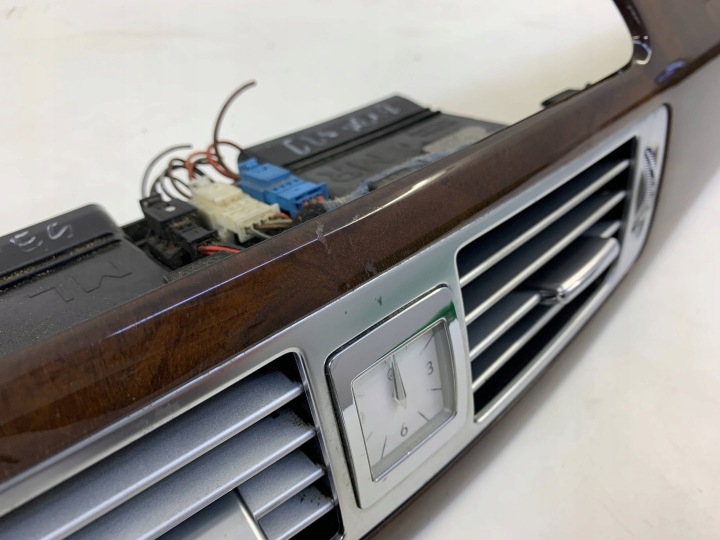 MERCEDES CLS 218 PANNEAU DÉCOR GRILLES BOIS COMPTEUR