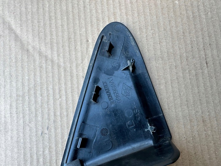 RENAULT CLIO IV TRIANGLE BOUCHON GARDE-BOUE GAUCHE 638758663R