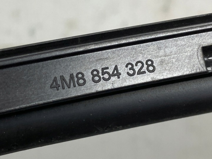 DROITE MOULURE VITRES AVANT AUDI Q8 4M8 4M8854328