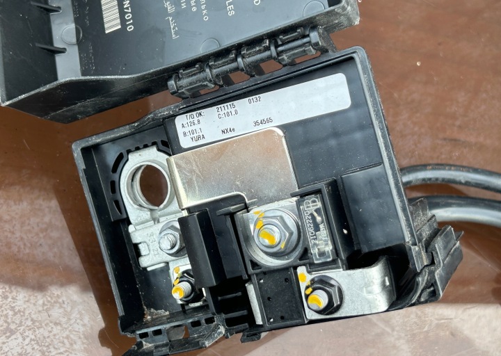 SERRE-CÂBLE POSITIVE FAISCEAU DE CÂBLES HYUNDAI TUCSON IV 91975-N7010