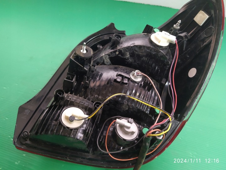 PHARE GAUCHE ARRIÈRE ARRIÈRE PEUGEOT 108 81321001 81560-0H132