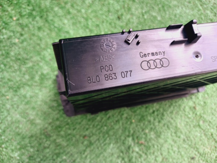 AUDI A3 8L RESTYLAGE 00-03 POCHE BOÎTE À GANTS CONSOLES CENTRALE 8L0863077