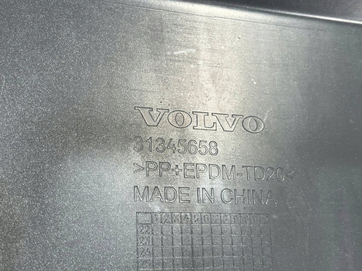 PARE-CHOCS GRILLE DROITE INSIGNE LOGO VOLVO EX-30 27.