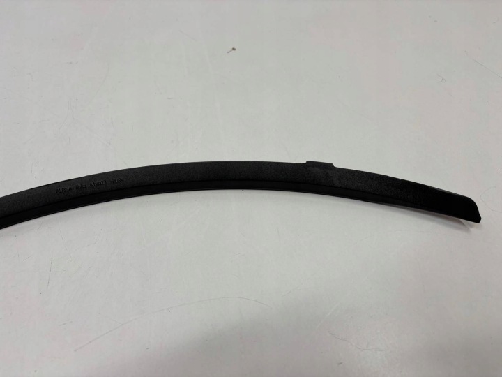 ALPINA G30 MOULURE GARDE-BOUE GAUCHE 4110123