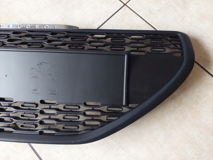 GRILLE CALANDRE NOIR PEUGEOT 208 12-15