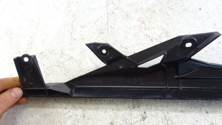 R888 TRIUMPH TIGER 800 10-14 PROTECTION COUVERCLE CHAÎNES T2051750