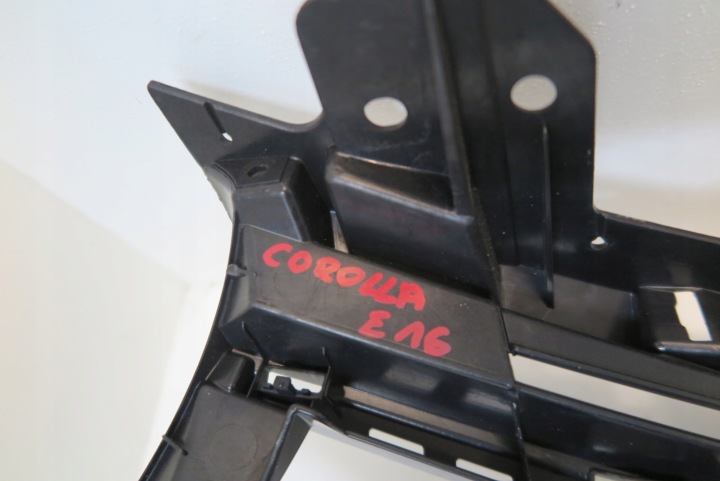 TOYOTA COROLLA E16 CALANDRE GRILLE PARE-CHOCS AVANT