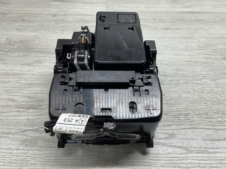 POIGNÉE SUR GODET DANS CONSOLES CENTRALE MERCEDES-BENZ E W213 A2136806500