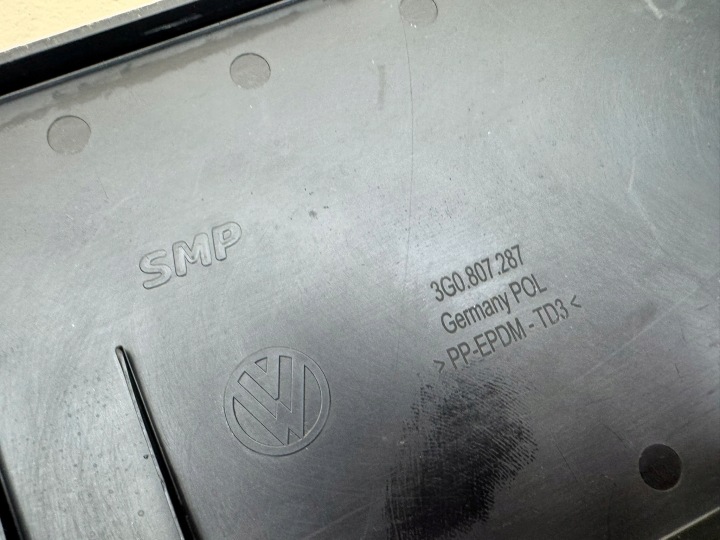 VOLKSWAGEN PASSAT B8 14R- RONDELLE CADRE DE PLAQUE D'IMMATRICULATION 3G0807287