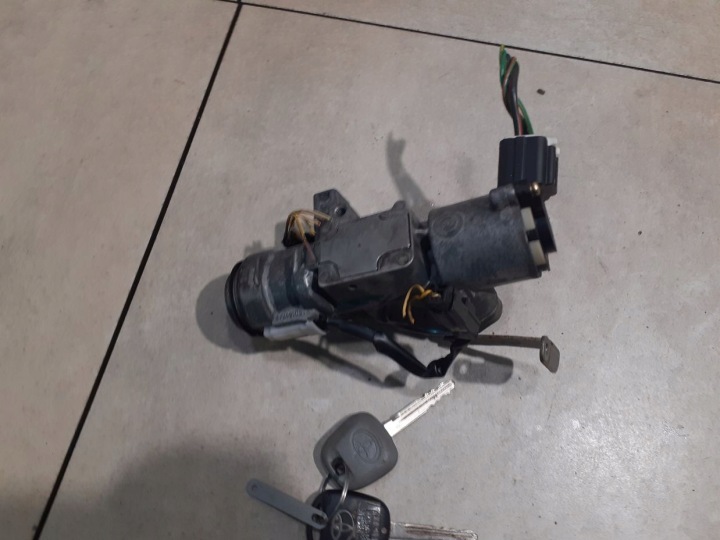 CONTACTEUR D'ALLUMAGE 2 CV CLÉ INSERT TOYOTA AVENSIS T25 2.0 D4D N0501517/8 8978305010