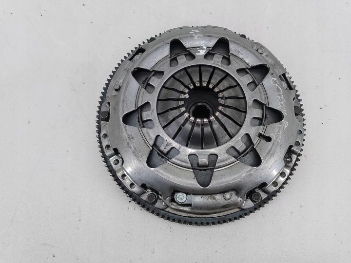 EMBRAYAGE COMPLET SKODA OCTAVIA II R0301052710 122031710 1.6 MPI