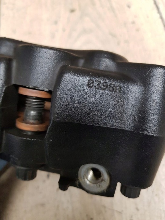 ÉTRIER DE FREIN DE FREIN GAUCHE HARLEY DAVIDSON DYNA SOFTAIL 44046-08
