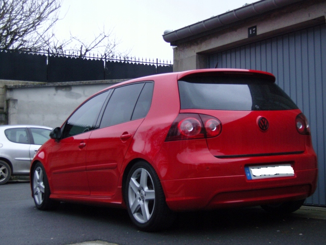 VW GOLF V 5 HATCHBACK - BRIDA NEGRA AL TAPA DE MALETERO TUNEADO 