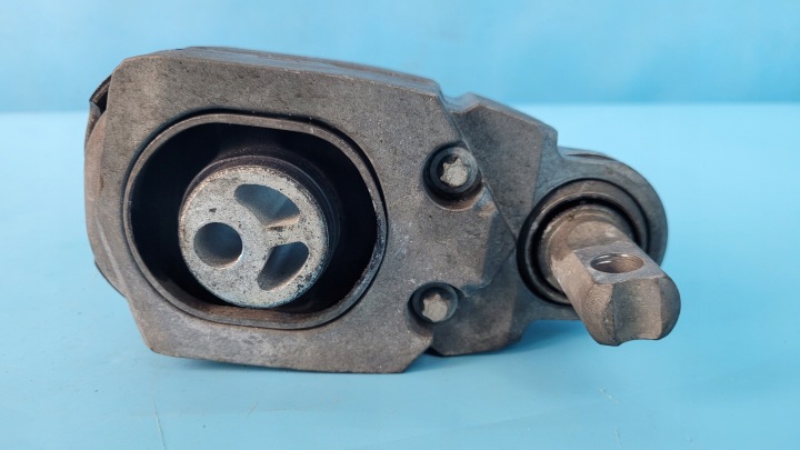 MERCEDES EQA 250 21R POIGNÉE COUSSIN MOTEUR A2432403100