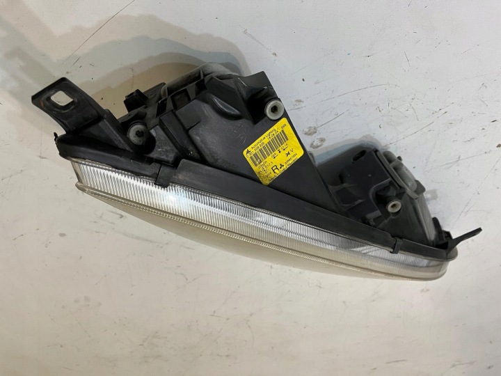 MITSUBISHI COLT 04-08R PHARE DROIT AVANT MR957354