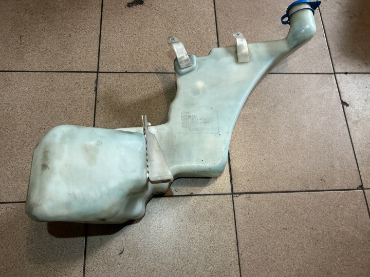 RÉSERVOIR LAVE-GLACES SOUS XÉNON AUDI A8 D2 LIFT