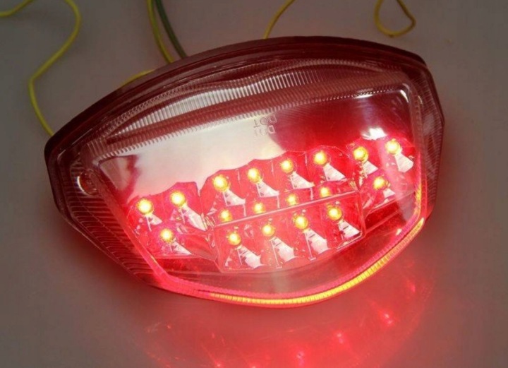 PHARE ARRIÈRE LED AVEC POINTEURS SUZUKI GSXR 1000