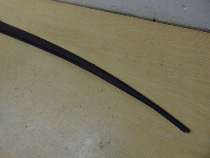 MOULURE PARE-BRISE CÔTÉ DROITE VW GOLF VI PLUS 5M0854328