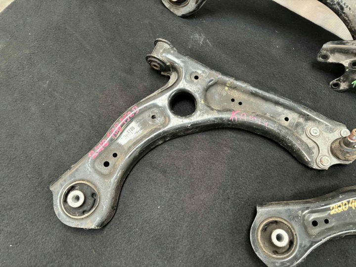 BRAS DE SUSPENSION AVANT GAUCHE DROIT 2Q0407151D 2Q0407152D 2Q0407151E 2Q0407152E