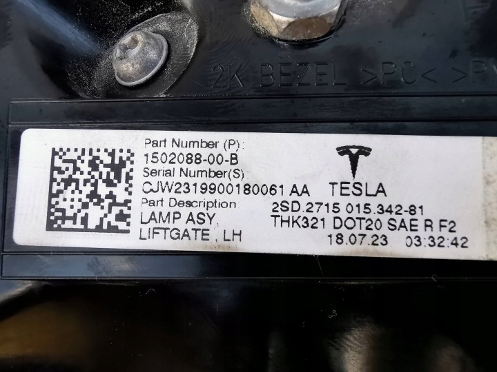 TESLA MODÈLE 3 LIFT 20-23 Y PHARE ARRIÈRE GAUCHE DANS COUVERCLE DE COFFRE 1502088-00-B