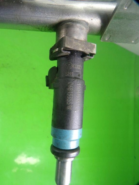 AUDI A4 B6 2.0 ALT 130KM MOULURE INJECTION 06B133551