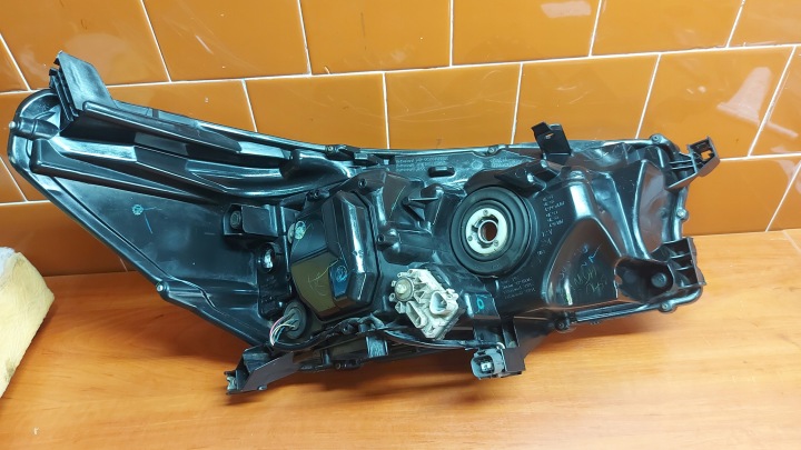 PROJECTEUR PHARE GAUCHE GAUCHE AVANT TOYOTA HILUX VIII 15-20