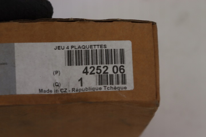 PLAQUETTES FREIN AVEC CAPTEURS KIT PEUGEOT/CITROEN OE 4252 06 K-131