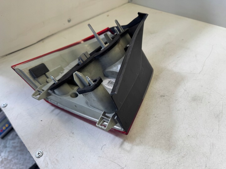 VOLVO V70 III PHARE DROIT ARRIÈRE 30698984