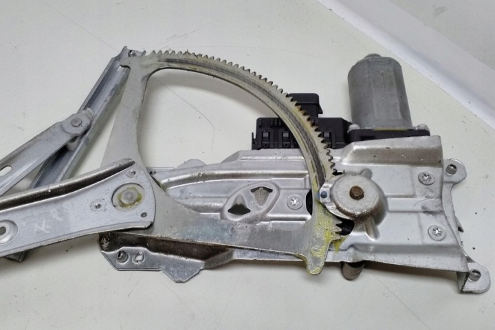 ÉLÉVATEUR VITRES GAUCHES AVANT PORTES OPEL ASTRA H ESTATE (L35) 13100417