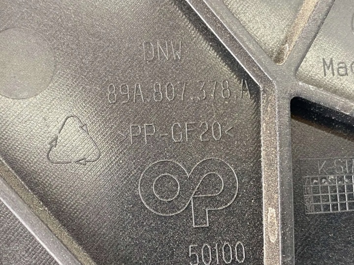AUDI Q4 POIGNÉE FIXATION PARE-CHOCS ARRIÈRE PRAWIDLOWY 2024 SUV 4/5DR