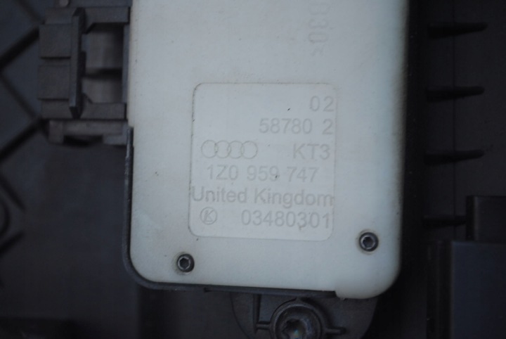 PROTECTION SIÈGES GAUCHE COMMUTATEURS RÉGLAGES MÉMOIRE SIÈGES VW PASSAT B6