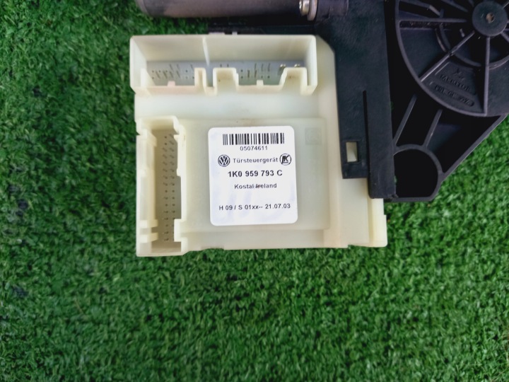 VW TOURAN I 03-06 PETIT MOTEUR VITRES AVANT AVANT DROIT GAUCHE ORIGINAL
