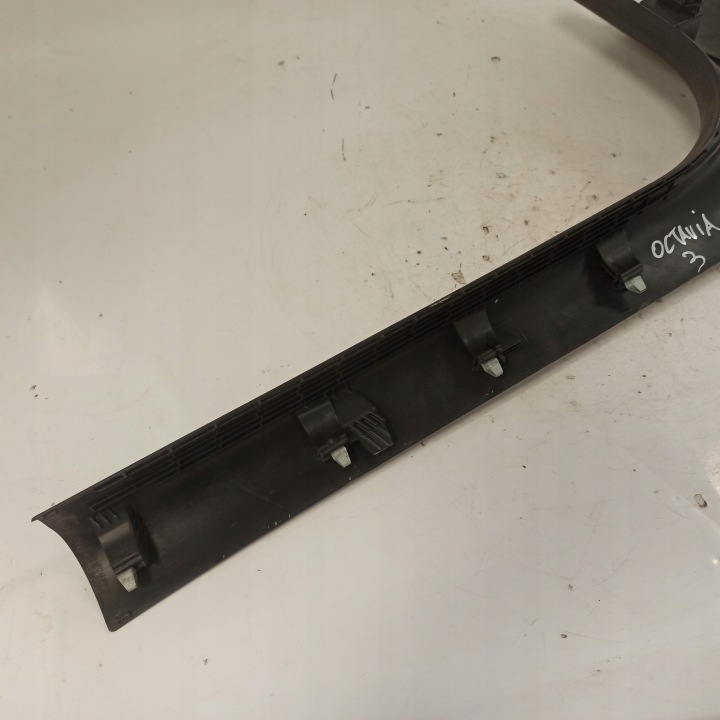 SKODA OCTAVIA III MOULURE SEUIL DROITE 5E0863484