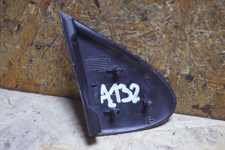 RENAULT MEGANE III TRIANGLE GARDE-BOUE GAUCHE 638750003R (A132)