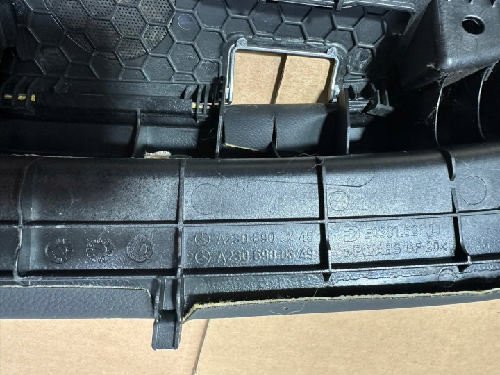 ÉTAGÈRE ARRIÈRE CHÂSSIS PROTECTION CALANDRE MERCEDES SL R230, W230 LIFT NOIRE