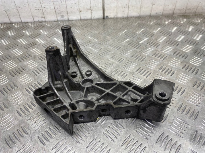 POIGNÉE SUPPORT MOTEUR VW PASSAT B6 AUDI A3 E0S 2.0 TDI 2003-2015 03G199207E