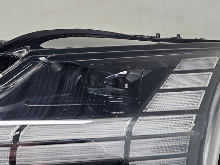 PROJECTEUR GAUCHE CÔTÉ VOLVO EX30 80000401