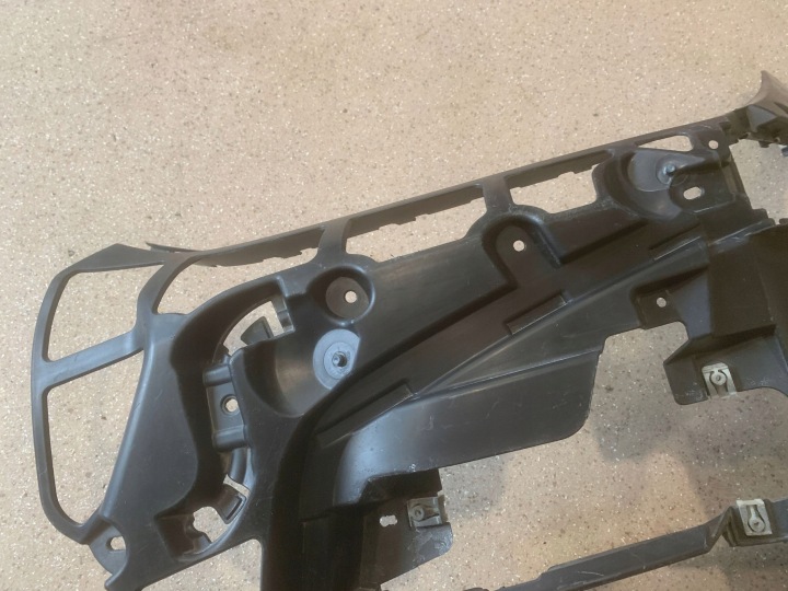 GLISSIÈRE PARE-CHOCS AVANT AVANT CÔTÉ GAUCHE BMW 4 G22 G23 G24 G26 8076711