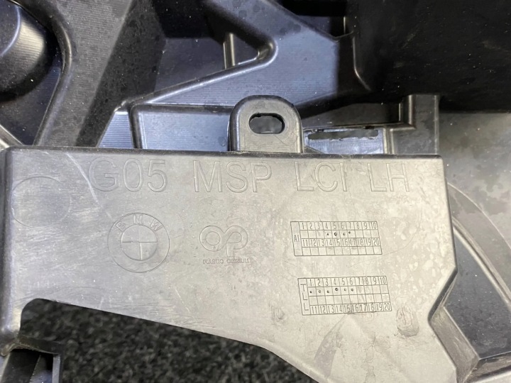 ORIGINE FIXATION PARE-CHOCS SUPPORT HALOGÈNE DROIT BMW X5 G05 LCI
