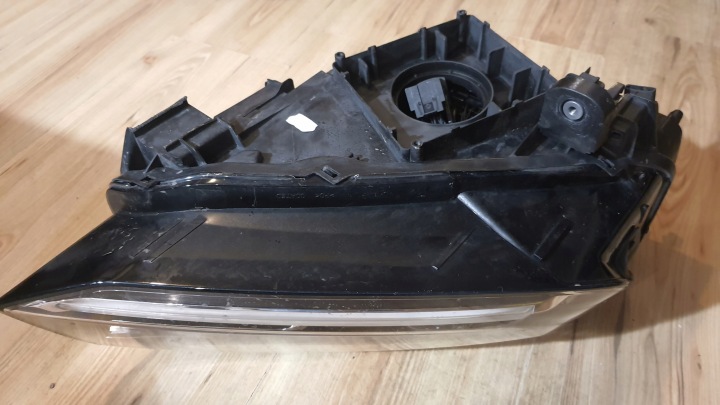 PROJECTEUR AVANT DROIT AUDI Q2 SQ2 81A941034