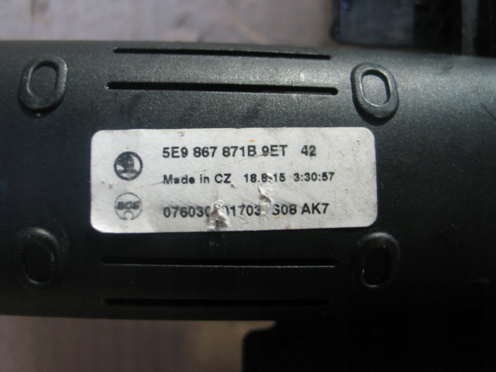 STORE COUVERCLES DE COFFRE 5E9867871B SKODA OCTAVIA III 5E UNIVERSEL 2013-2020R. ORIGINAL