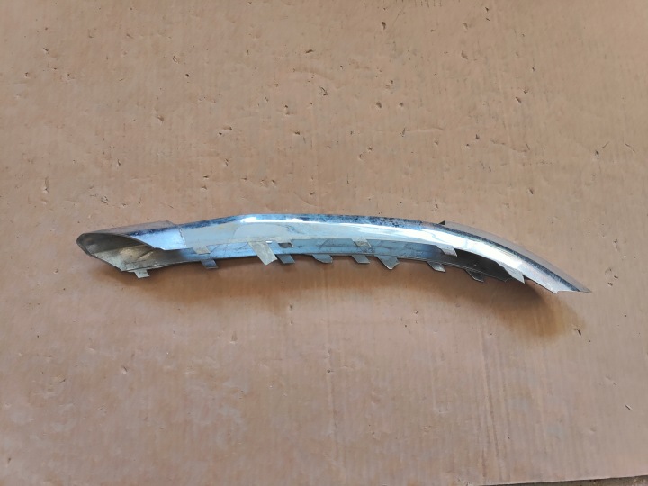 MERCEDES B-KLASA MOULURE CHROME GAUCHE LED A2468850474