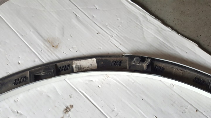 MOULURE GARDE-BOUE DROIT ARRIÈRE VW TOUAREG 3 760853818D