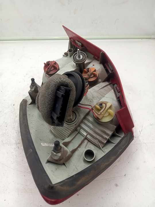 PHARE GAUCHE ARRIÈRE DANS AILE SKODA FABIA 2 HAYON UNIVERSEL 5J6945095