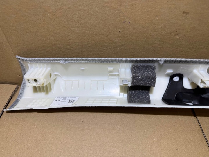 AUDI A6 C8 BRODERIE PROTECTION MONTANTS A DROIT AVANT 4K0867234C
