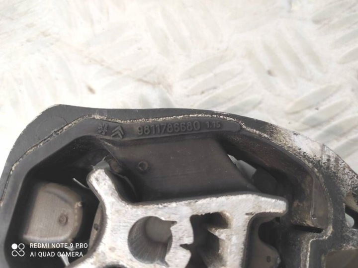 TOYOTA PROACE II POIGNÉE COUSSIN MOTEUR 9811786680