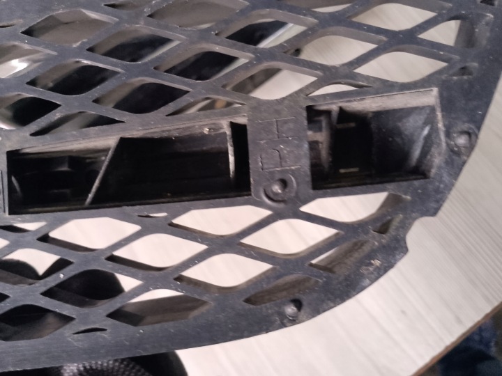 GRILLE GRILLE CALANDRE PARE-CHOCS DROITE NISSAN PRIMERA P11 LIFT 623209F5